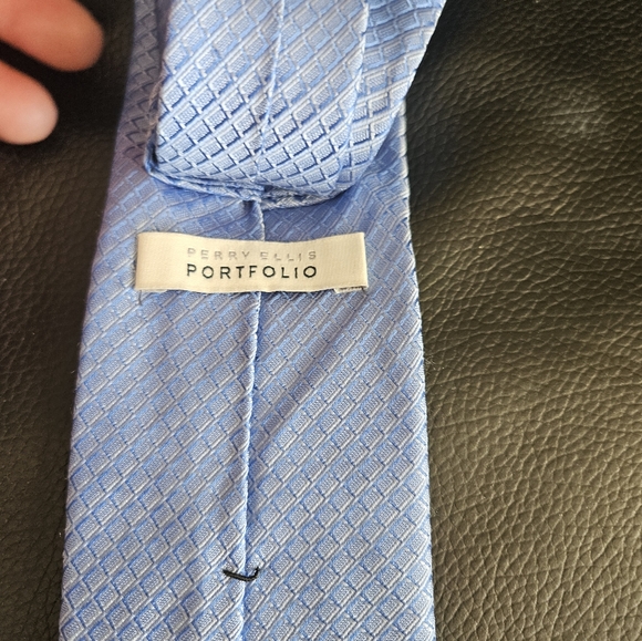 Perry Ellis portfolio 100 percent silk tie - Picture 2 of 4